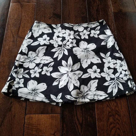 SmartSet Skort Black with White Flowers - Picture 1 of 8